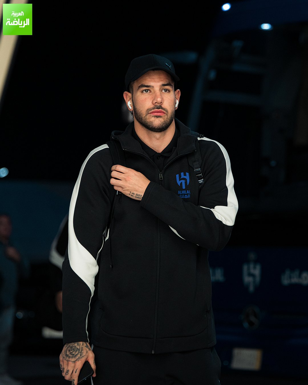 لقطات من وصول لاعبي الهلال لملعب "كينغدوم أرينا" قبل مواجهة النصر في دوري روشن 