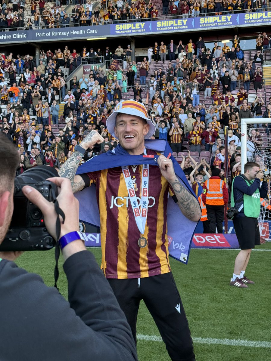 Thecityvent's tweet image. Andy Cook.

Bradford City legend.

Won our hearts &amp;amp; adoration on the pitch, stood with us &amp;amp; supported from the stands. 

Everything you could ever want in a professional, he left everything out there for our club.

Born in the north east, forever adored in Bradford. 🧡❤️ 

#bcafc