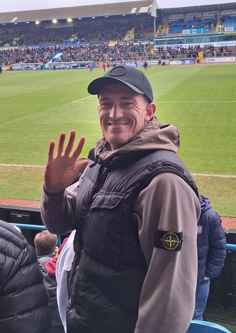 Thecityvent's tweet image. Andy Cook.

Bradford City legend.

Won our hearts &amp;amp; adoration on the pitch, stood with us &amp;amp; supported from the stands. 

Everything you could ever want in a professional, he left everything out there for our club.

Born in the north east, forever adored in Bradford. 🧡❤️ 

#bcafc