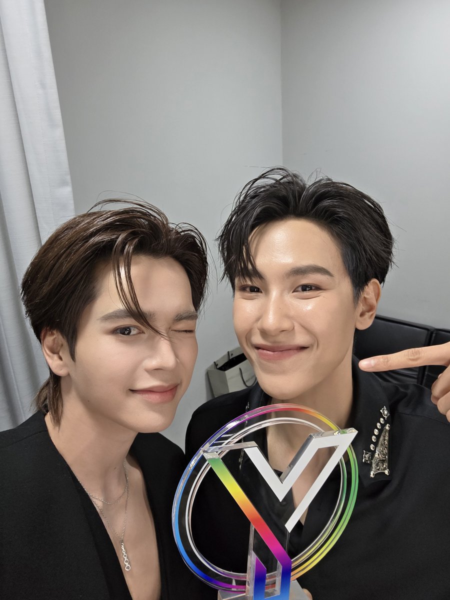 Markjrtn's tweet image. ดีใจที่ได้รับรางวัลนักแสดงยอดเยี่ยมนะครับ วันนี้มาเป็นตัวแทนนักแสดงจากสายรหัสเทวดา ขอบคุณนักแสดง ทีมงานทุกคน ผู้ใหญ่ และขอบคุณแฟนๆ ผู้ชมทุกท่าน ถ้าไม่มีทุกคน พวกเราก็คงไม่มาถึงจุดนี้ ขอบคุณมากครับ 🫶🏻🤍

JUNIORMARK AT YUNIVERSE
#YUAwards2025XJM