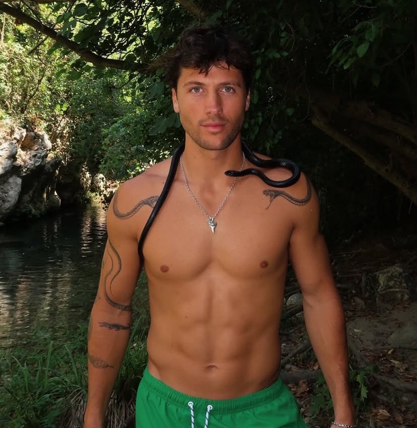 JerseyShade's tweet photo. Actually he can m*rder me too… yes please 🫦 #TheTraitorsUS https://t.co/dcOkaMvVMf