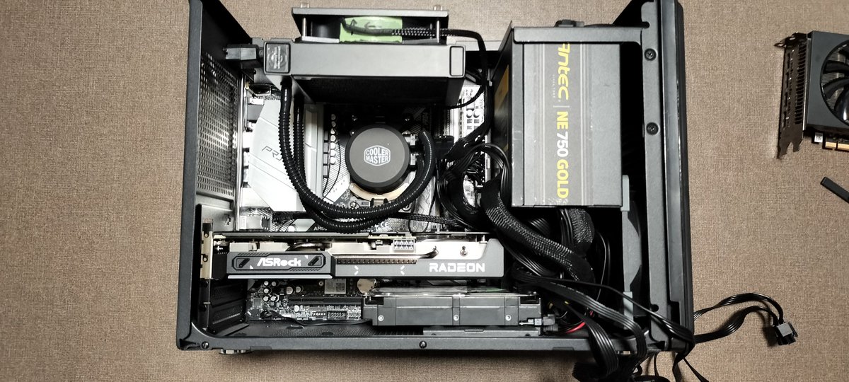 裏山さんの自作PC】 5700X & 9060XT 16GB SSDが1+1+2TB、HDDが8TBの計