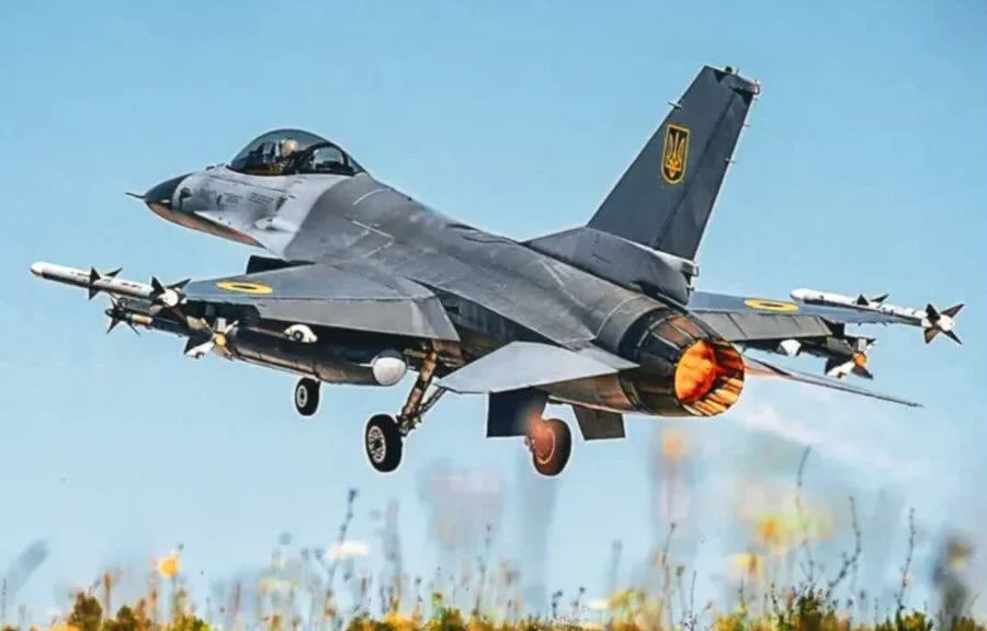 Renardpaty's tweet photo. Un S-300 russe abat un F-16 en Ukraine : ce qui s'est passé

Un système de défense aérienne russe S-300 a abattu un F-16 américain : la première destruction confirmée d'un F-16 par les défenses aériennes russes dans cette guerre, selon des sources russes. 
Un autre F-16 a été détruit en avril 2025 par un missile air-air R-37, et trois autres ont été perdus plus tôt dans des circonstances différentes.

Les responsables russes affirment que les F-16 ukrainiens évitent le front en raison du risque élevé posé par les chasseurs russes et la défense aérienne à longue portée, mais cette prudence n'a pas sauvé cet avion. L'avion aurait été pris en embuscade et détruit par deux missiles.

Le système impliqué était probablement le S-300PM2, utilisant des missiles à longue portée 48N6DM également déployés avec le S-400. Les défenses aériennes russes modernes peuvent fonctionner sans radar actif, recevant des données de ciblage d'avions AWACS ou de chasseurs comme le MiG-31 ou le Su-35. Cela leur permet de rester cachés jusqu'au dernier moment.

Dans ce cas, le radar de contrôle de tir a été activé brièvement à courte portée, suivi d'un lancement immédiat de missiles — ne laissant aucun temps au F-16 pour se soustraire.