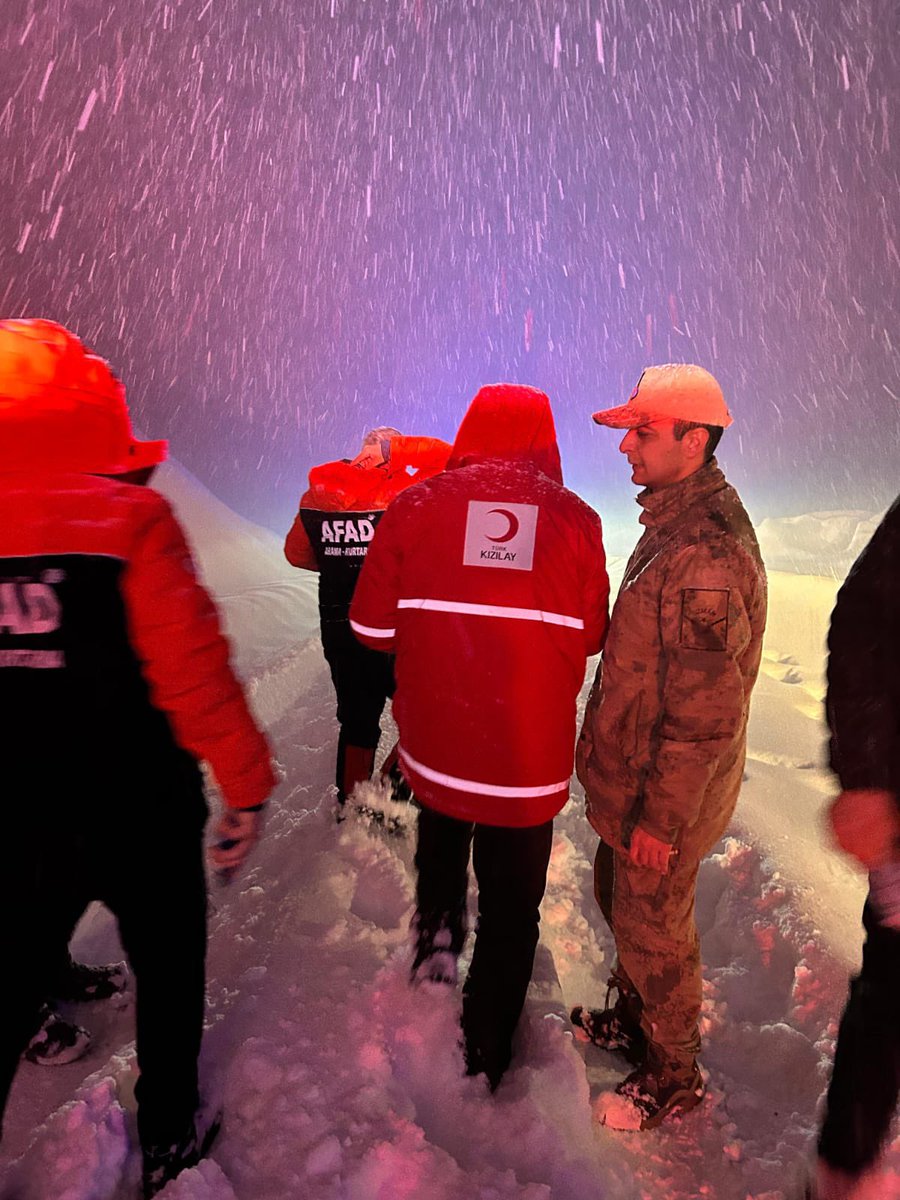 Tunceli ilinde etkili olan aşırı kar yağışları nedeniyle Merkez ilçeye bağlı Demirkapı mevkiinde mahsur kalan vatandaşlara ve karla mücadele eden ekiplere, ilgili paydaşlarla iş birliği içerisinde Tunceli İl Merkezi Başkanlığımız tarafından beslenme hizmeti sunulmaktadır.