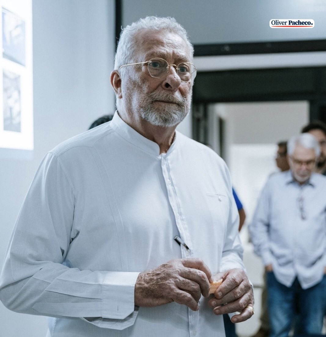 El rector de la Univerdad Autónoma de Campeche, Jose Abud Flores fue detenido por elementos de la Fiscalía y trasladado al Cereso de San Francisco Kobén.