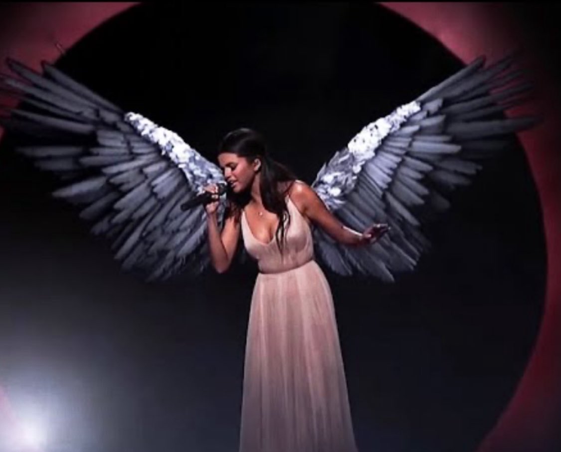 marloliove's tweet photo. We blinked 🥺… or Selena with angel wings 🪽❤️ https://t.co/PAoSDDEQgA