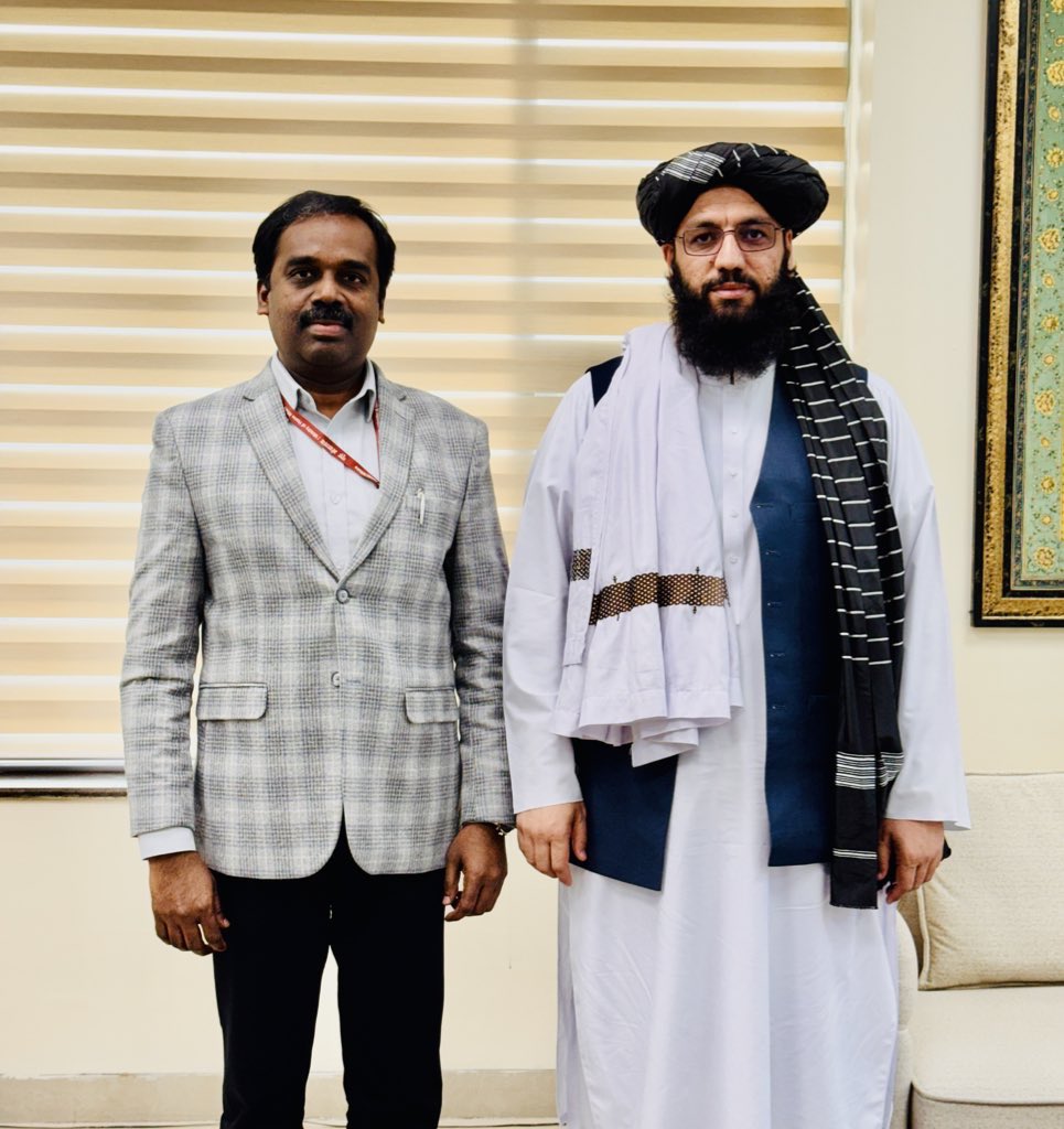 AFGEmbassyIndia's tweet photo. په نوي ډیلي کې د افغانستان اسلامي امارت سفارت سرپرست ښاغلي مفتي نور احمد نور د هند د بهرنیو چارو وزارت د افغانستان، ایران او پاکستان د څانګې عمومي مسئول ښاغلي آنند پرکاش سره وکتل. 

۱/۳ https://t.co/Nl7WWjEpNi