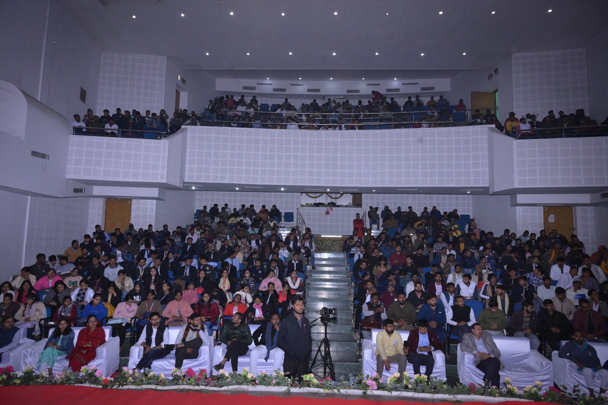 अभाविप पटना महानगर के द्वारा #NationalYouthDay  के अवसर पर युवा उत्कर्ष महोत्सव का आयोजन किया गया। इस अवसर मुख्य अतिथि <a href="/ABVPVoice/">ABVP</a> के राष्ट्रीय संगठन मंत्री आदरणीय श्री <a href="/AshishSainram/">Ashish Chauhan</a>  जी, <a href="/bihar_police/">Bihar Police</a> के पूर्व पुलिस महानिदेशक श्री अभयानंद जी विशेष रूप से उपस्थिति रहें।

इस अवसर