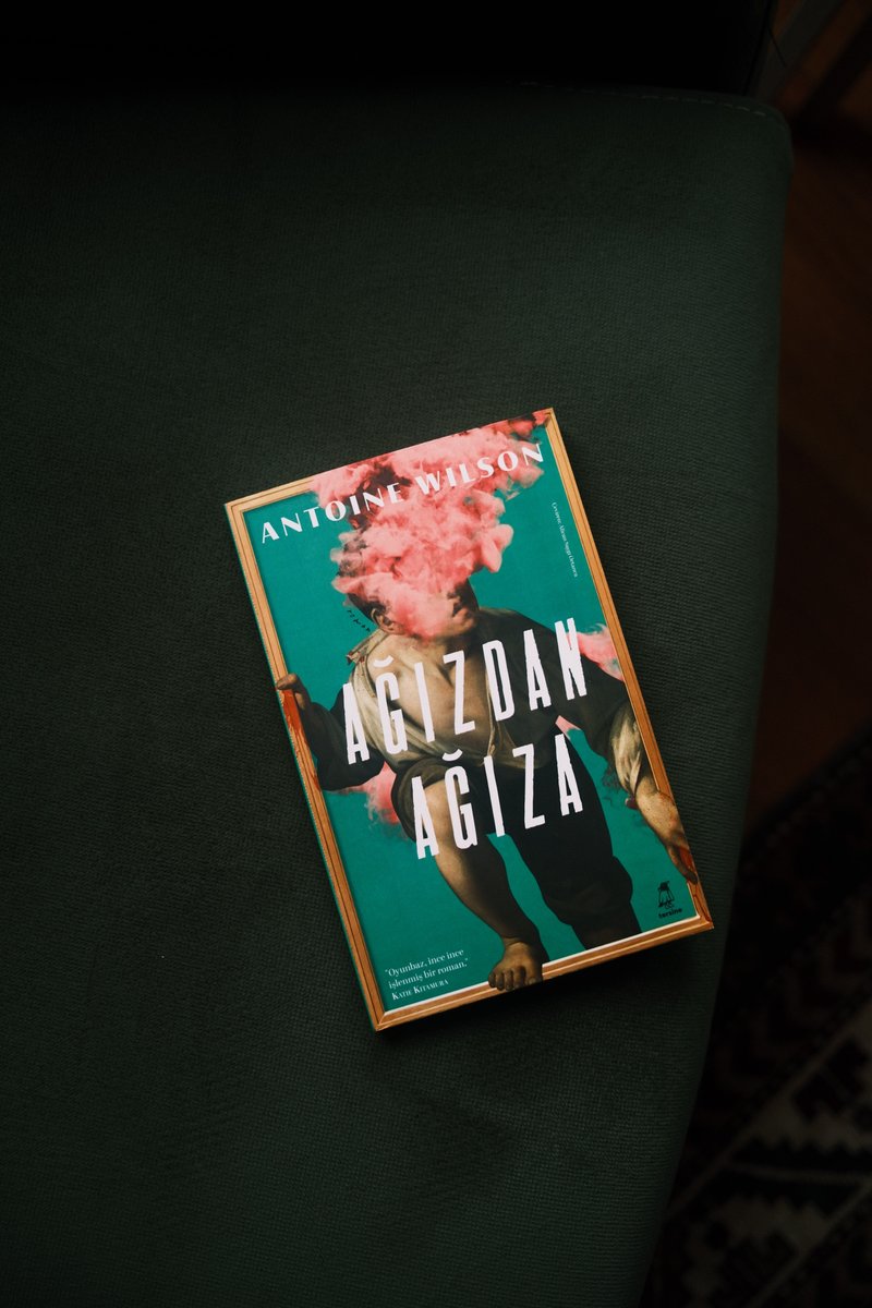 Antoine Wilson, Ağızdan Ağıza’da bizi şu soruyla baş başa bırakıyor: Bir hayat kurtarmak, o hayatın sahibi olmak için yeterli mi? 🌊 Ağızdan Ağıza, bir kahramanlık hikâyesi olmaktan çok uzak. Takıntının, sınıf atlama hırsının ve bu yoldaki tüm kirli ışıltıların deşifresi.