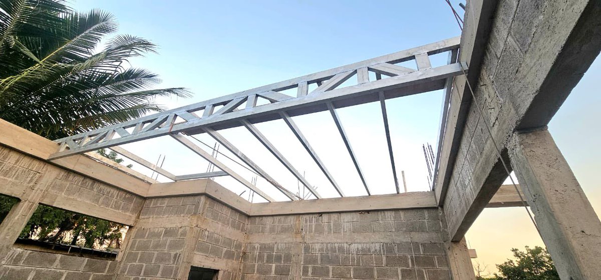 Construyendo al mismo tiempo dos escuelas en Honduras, una en Choloma y otra en El Progreso. En El Progreso, Yoro, los albañiles/constructores avanzan en la obra en gris y en Choloma, Cortés, los soldadores trabajan en la estructura metálica del techo, preparando la terraza que