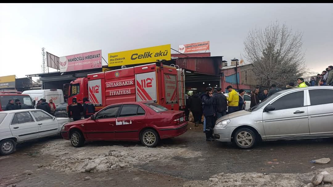 Oto Sanayi sitemizde Elektrikçi Salih Dayan ustamızın dükkânında meydana gelen patlamayı teessürle öğrendik.
Can kaybı yaşanmaması en büyük tesellimizdir.
Yaralı vatandaşlarımıza Yüce Allah’tan acil şifalar diliyoruz.
Geçmiş olsun.
