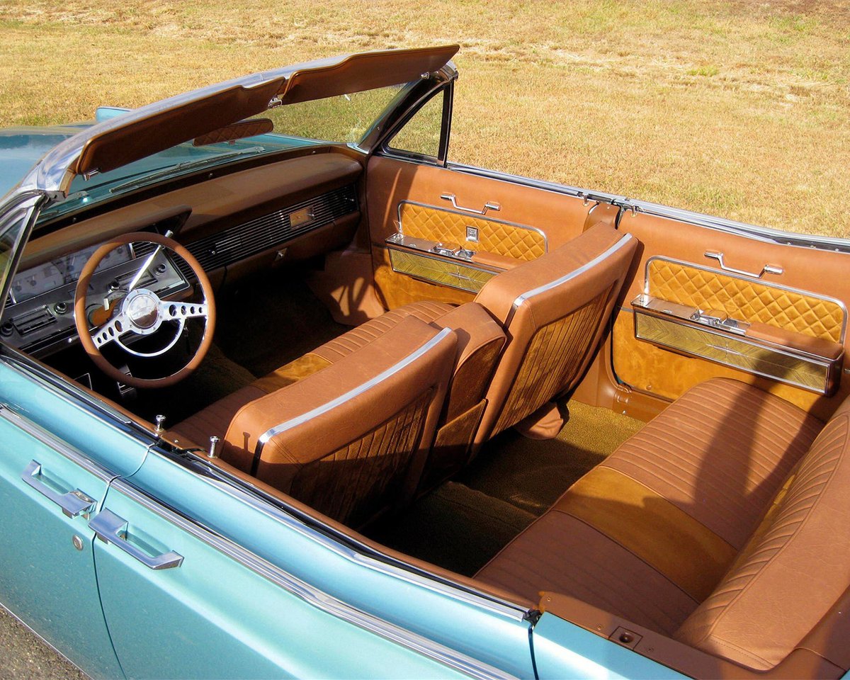 Barrett_Jackson's tweet image. Light blue that floats instead of flexes. This custom 1966 #Lincoln #Continental convertible is powered by a Gen 2 Coyote V8 paired with a 6R80 automatic transmission, a new black power top and a fully custom brown leather interior.

Learn more: bit.ly/SD26TW-1966Lin…