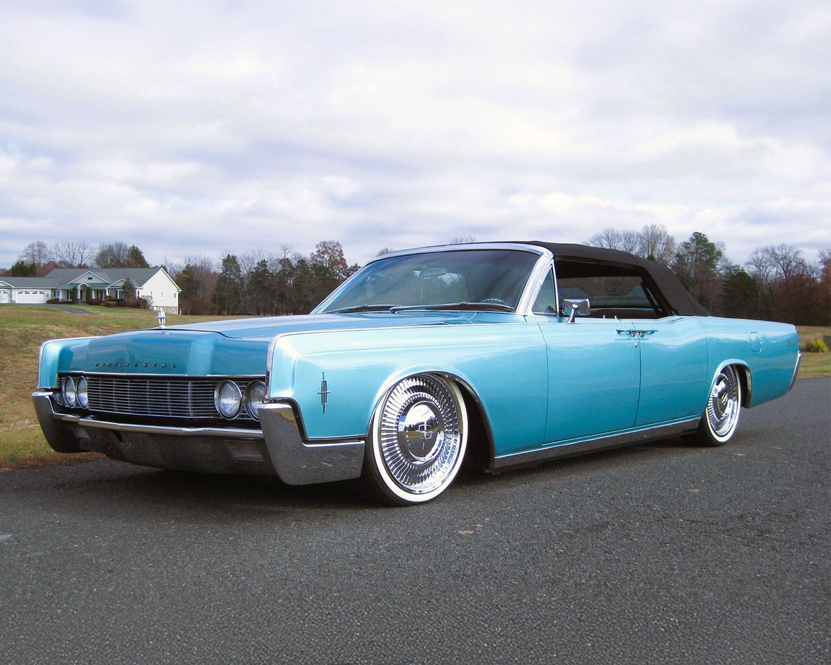 Barrett_Jackson's tweet image. Light blue that floats instead of flexes. This custom 1966 #Lincoln #Continental convertible is powered by a Gen 2 Coyote V8 paired with a 6R80 automatic transmission, a new black power top and a fully custom brown leather interior.

Learn more: bit.ly/SD26TW-1966Lin…