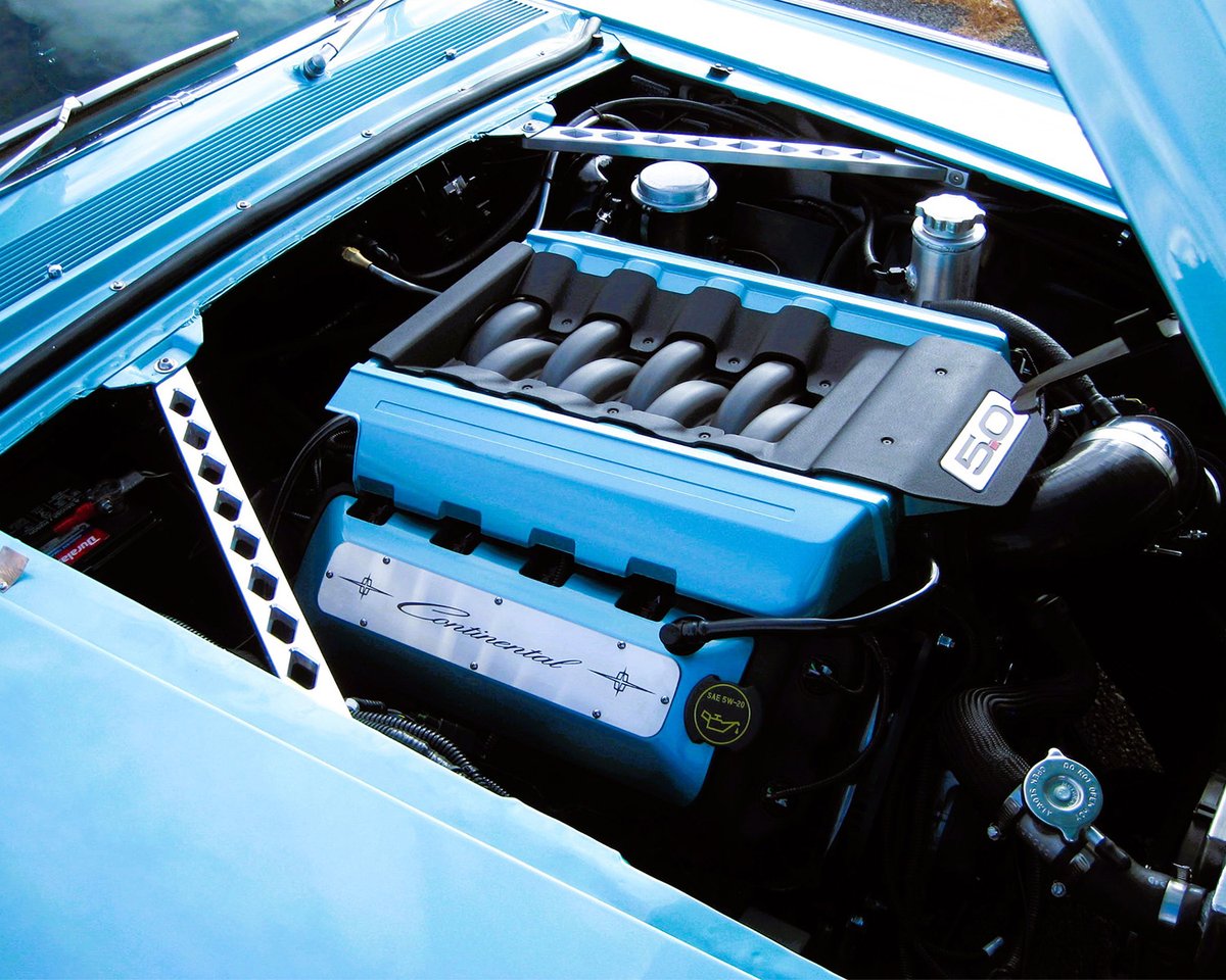 Barrett_Jackson's tweet image. Light blue that floats instead of flexes. This custom 1966 #Lincoln #Continental convertible is powered by a Gen 2 Coyote V8 paired with a 6R80 automatic transmission, a new black power top and a fully custom brown leather interior.

Learn more: bit.ly/SD26TW-1966Lin…