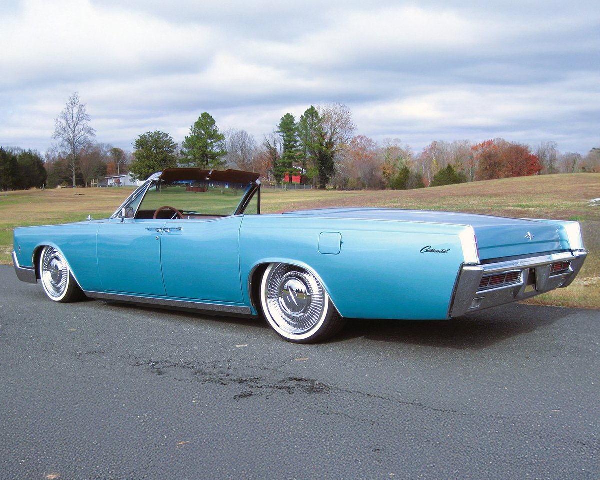 Barrett_Jackson's tweet image. Light blue that floats instead of flexes. This custom 1966 #Lincoln #Continental convertible is powered by a Gen 2 Coyote V8 paired with a 6R80 automatic transmission, a new black power top and a fully custom brown leather interior.

Learn more: bit.ly/SD26TW-1966Lin…