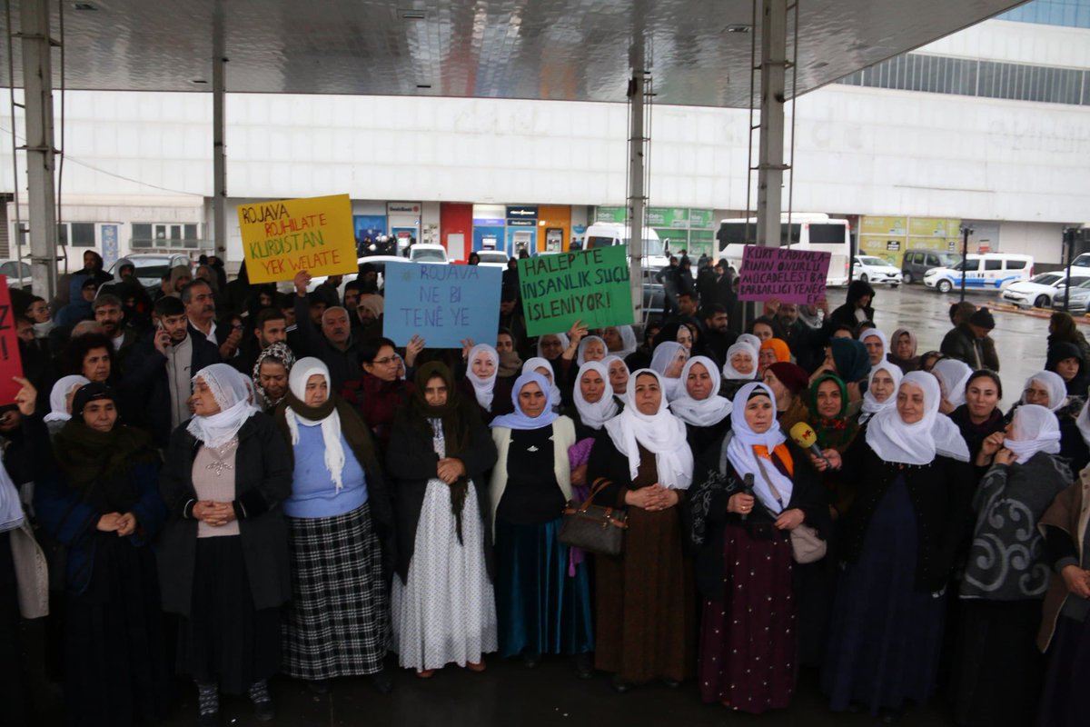 demurfail63's tweet photo. Yıllardır barışın yükünü omuzlarında taşıyan Anneleri, umutla, dayanışmayla ve kararlılıkla karşıladık; sözlerini Meclis’e taşısınlar diye Ankara yoluna yoldaşlık ederek uğurladık.

#DefendRojawa #RojavaXetaMeYaSore https://t.co/vpTGHzkl2R