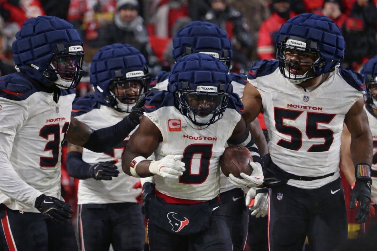 pippyle2's tweet image. Is there a  NFL rule that prohibits entire teams from wearing Guardian Caps on their helmets? If not why doesn’t an entire defense wear them and look absolutely terrifying?!