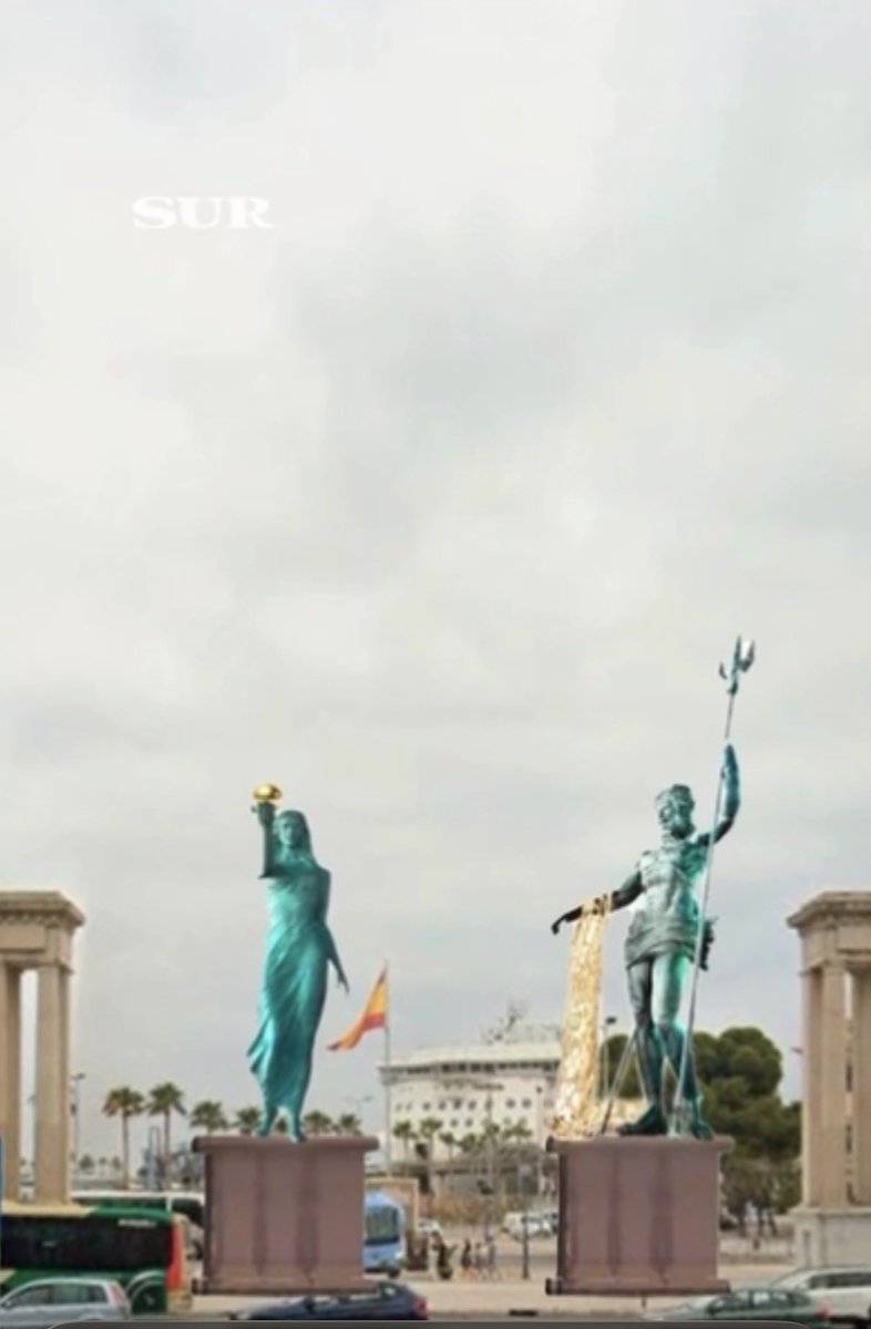 antoniovy65's tweet image. Por mi huevismo: no puedes cambiar una ventana en el centro histórico sin un informe de Cultura, pero puedes colocar dos Mazinger Z a la entrada de la ciudad y quedarte tan ancho. 
A los dos leones todavía le estoy buscando el sentido