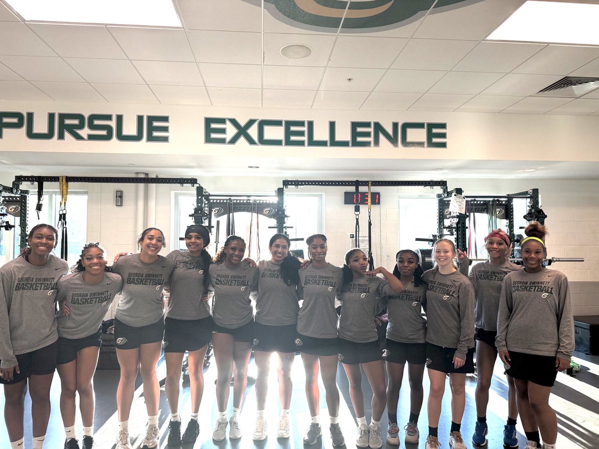GGC_WBB's tweet photo. Back to work. Weights to start the week after a 2–0 showing at the CAC Classic. The standard stays the same 🐻💚
#ClawsOut  #MakingHistory https://t.co/Zew8kbfWaY