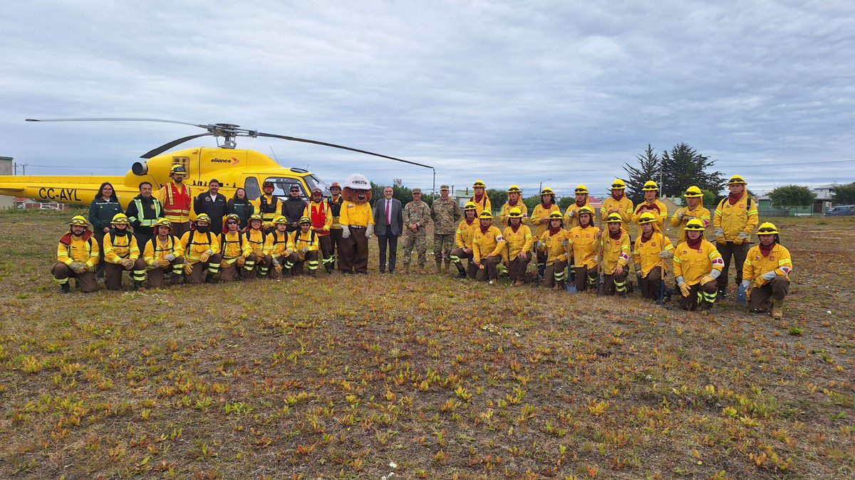 #TierraDelFuego: El Destacamento Motorizado N.°11 “Caupolicán” y <a href="/conaf_minagri/">CONAF - Corporación Nacional Forestal</a> llevó a cabo una capacitación dirigida a las Brigadas de Refuerzo de Incendios Forestales del Ejército #BRIFE, enfocada en los procedimientos de embarque y desembarque seguro de personal en aeronaves.
