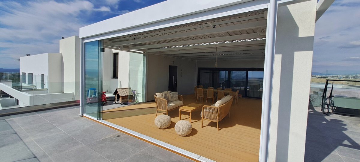 cospicon's tweet image. Ανοιγοκλειόμενη πέργκολα Cospilouvre με ρυθμιζόμενες περσίδες αλουμινίου και δυνατότητα χειροκίνητης ή ηλεκτρικής λειτουργίας, σε συνδυασμό με επάλληλα κρύσταλλα CospiEpal – συρόμενο γυάλινο σύστημα περιμετρικής κάλυψης – σε βεράντα κατοικίας στη Γλυφάδα.
#Cospicon #Cospico