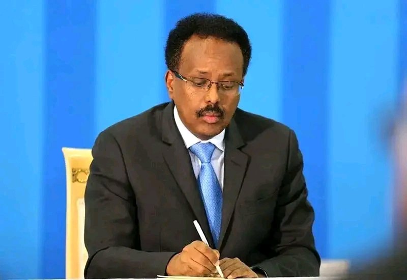 WaberiSaid49342's tweet photo. @M_Farmaajo #MW
Wakhtigaa kuu #marag_furay
#Markale https://t.co/UHd5Z7RWbs