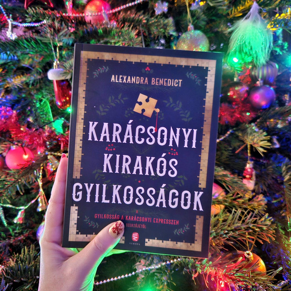 It's #WEVEBookClub day! The first in this year! 📚 I've already finished 'The Christmas Jigsaw M*rders' I got for Christmas 🧩🎄 Some things were too much for me again but overall I really enjoyed it! It was interesting! The part after the end in the book made me smile again ☺️