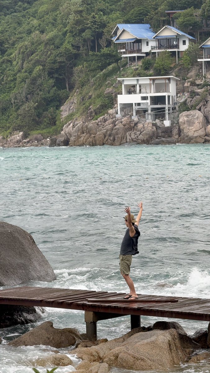 ไม่รู้ว่าทุกๆคนได้พักหรือเที่ยวไหนกันบ้างไหม แต่บอกเลย การsoloกดตั๋วไปเกาะเต่าคนเดียวเป็น decisionที่ดีมากของคุณมน กะไปอยู่อย่างสงบแต่ได้คำว่าได้หมดกลับมา ขอบคุณเพื่อนๆพี่ๆน้องๆที่นั่นที่คอยดูแล และพาไปสนุกสนาน อยากไปอีกๆๆ จะตั้งใจทำงานเพื่อได้ไปเที่ยวอีก สุดท้ายนี้ loveเกาะ🐢