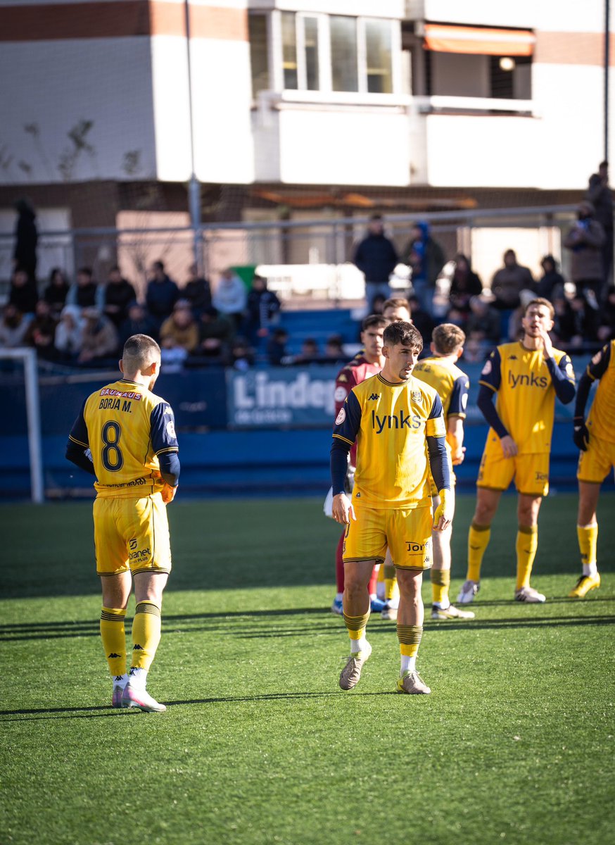 VMSports_'s tweet photo. ☀️ Brilla el sol, 𝐛𝐫𝐢𝐥𝐥𝐚 𝐘𝐚𝐞𝐥 🪄

El 🔟 capitaneó a su @AD_Alcorcon en uno de los estadios más difíciles de la categoría para sacar un punto valioso.

Yael hizo una asistencia espectacular desde el medio campo, pero el gol no subió al marcador por fuera de juego. https://t.co/EP0lfcHwJG