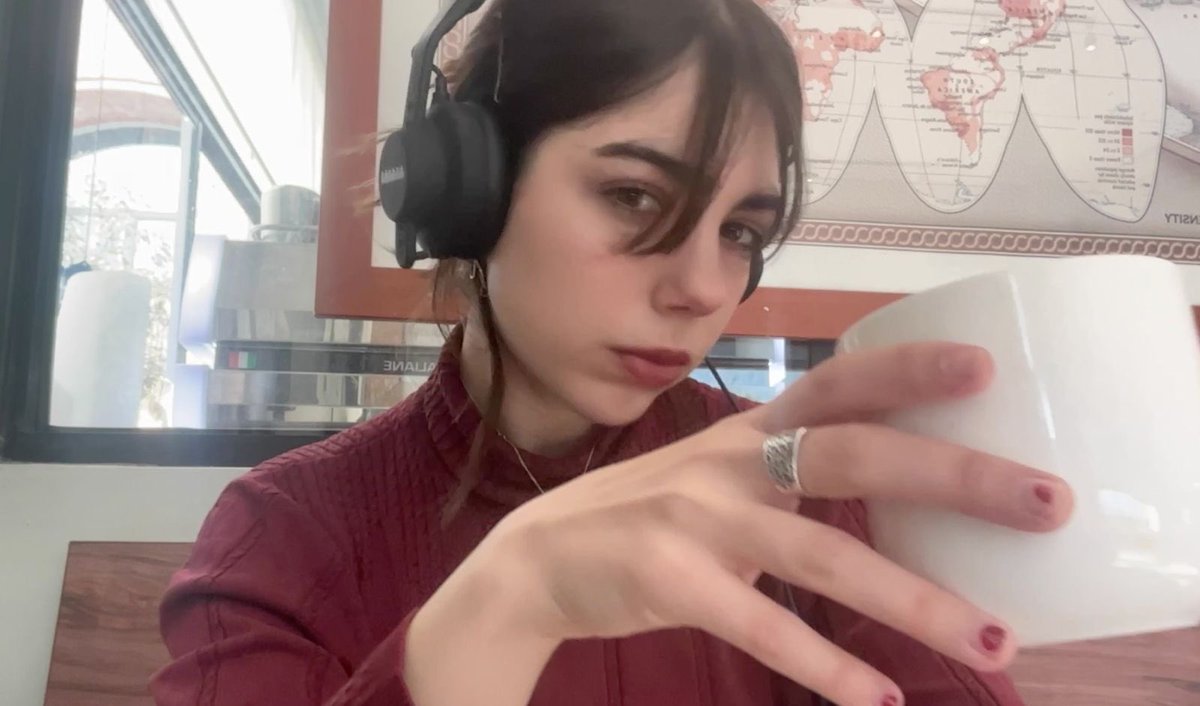 ivanaamp3's tweet image. Yo en el café