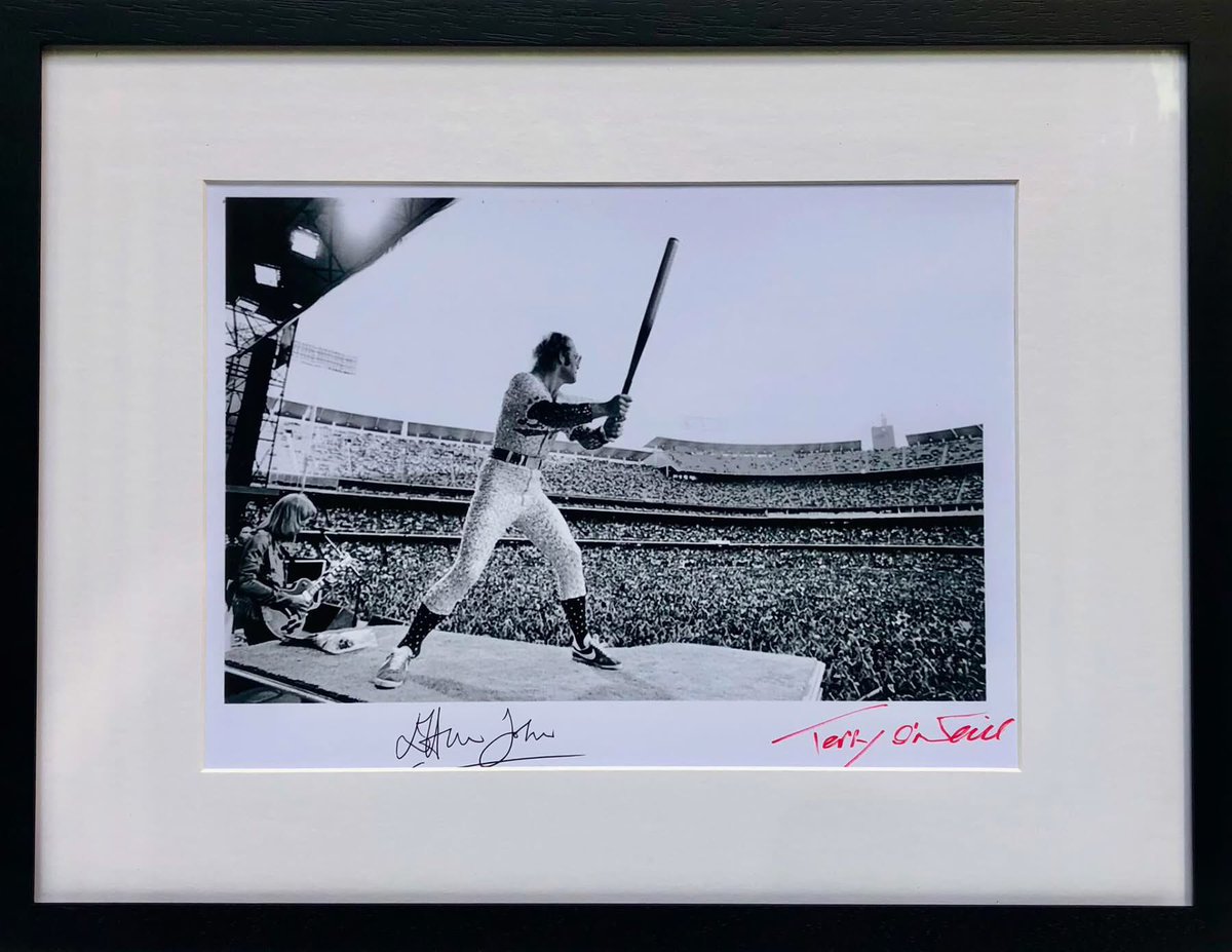 myRockworld memorabilia: Elton John - Original Pr Photo from the historic Dodger Concert 1975 - signed by Elton John and Photographer Legend Terry O’Neill R.I.P.
