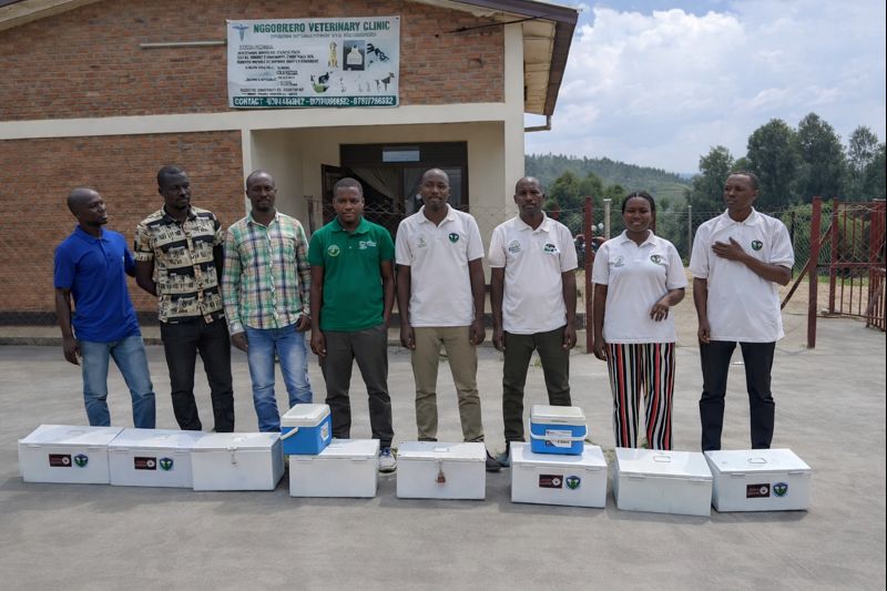 Ngororero2026's tweet photo. On 12/01/2026, in Ngororero District, through the Veterinary Sanitary Mandate, RCVD equipped private veterinarians with surgical and veterinary kits worth 1,248,700 RWF each, strengthening quality veterinary service delivery to livestock farmers. https://t.co/Np5XKwbM8t