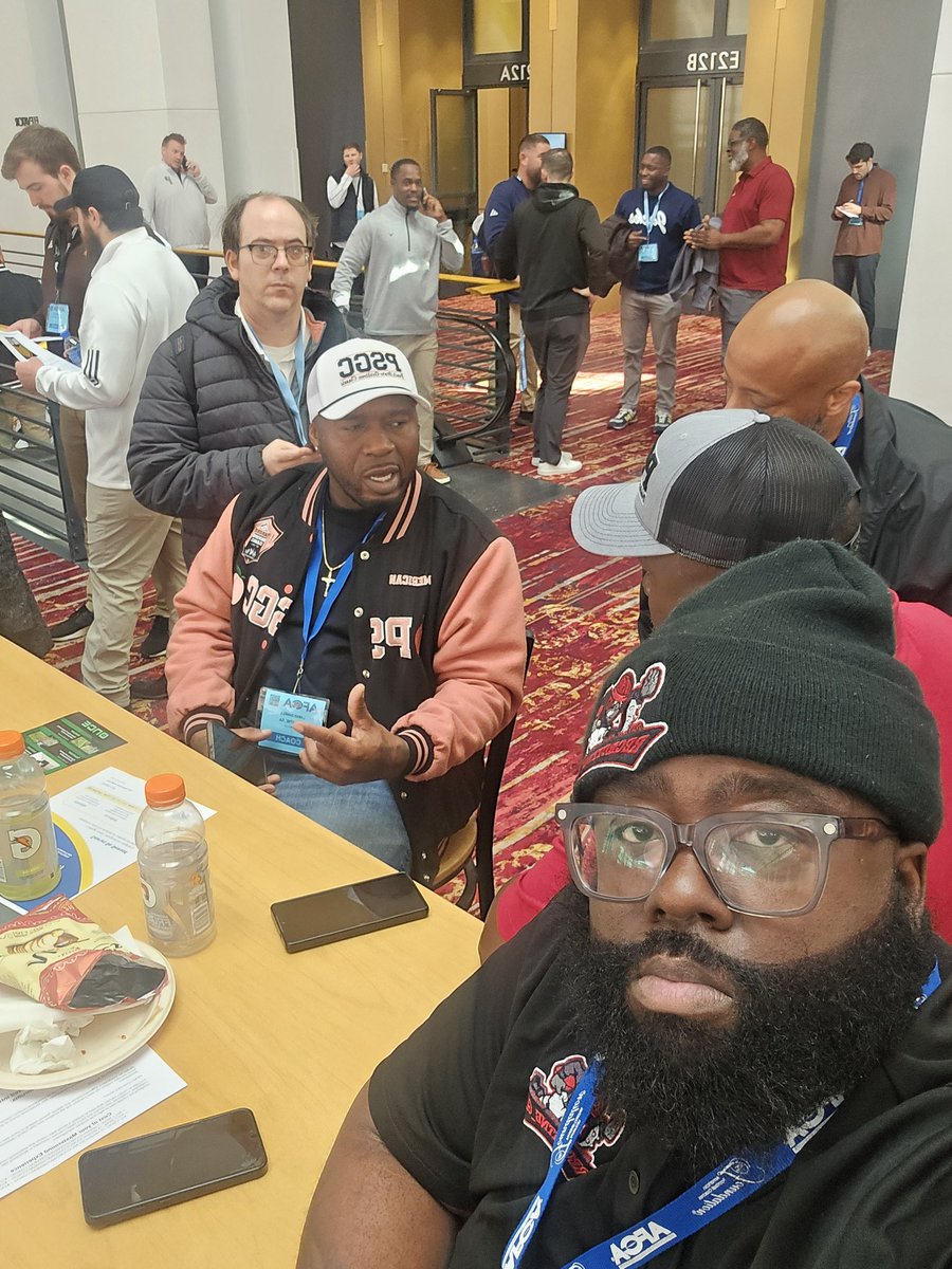 himiam68's tweet photo. Networking at its finest..........we actually in here working tho. @RecruitNE_GA #TheeBrand @WeAreAFCA #CoachesConvention https://t.co/Vhw4yFIZ02