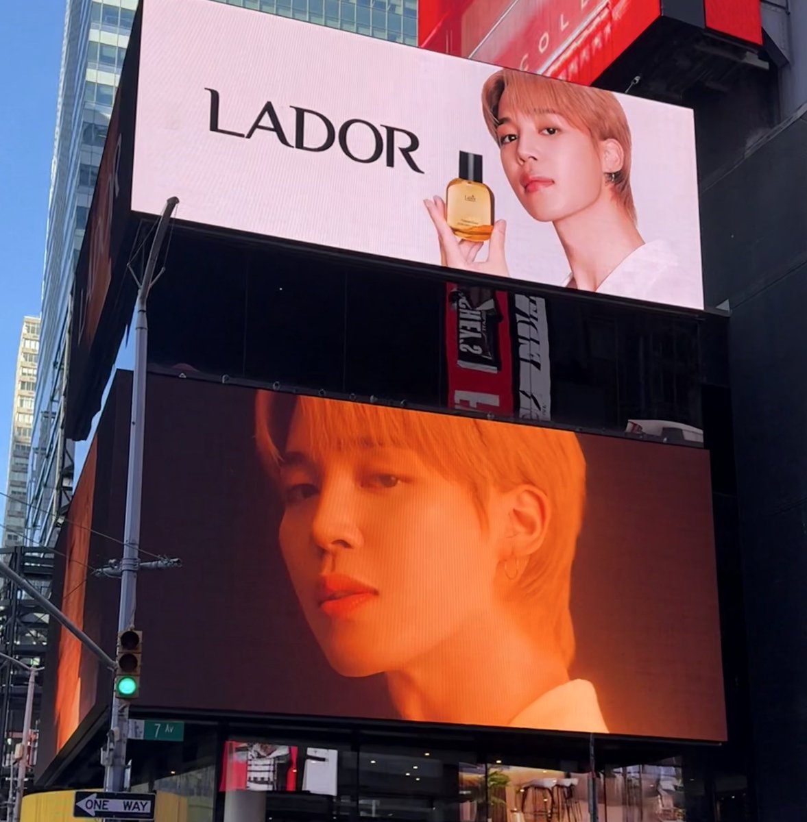 0613frames's tweet image. In Times Square to look for BTS and found Jimin 🌟