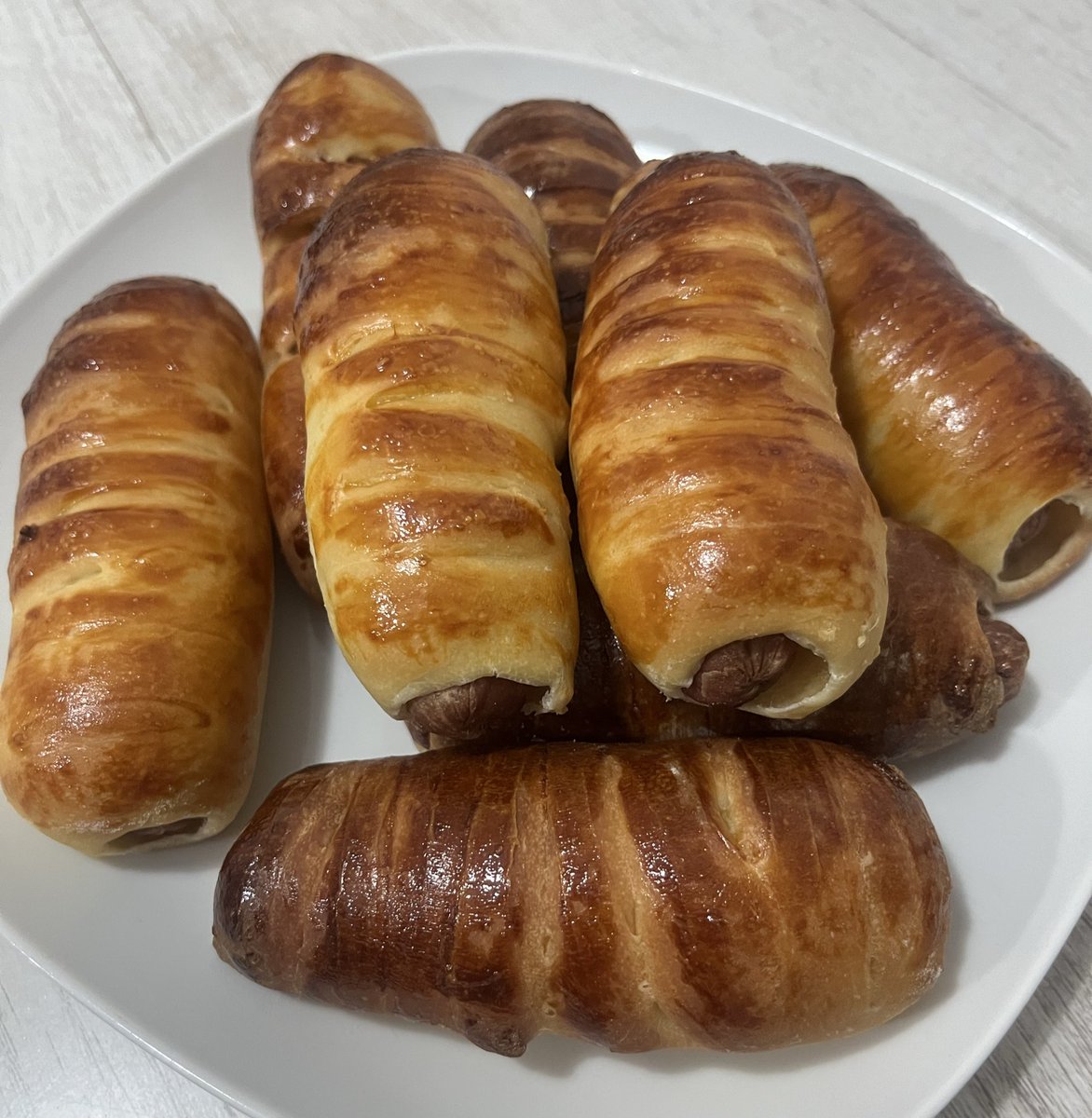 Aaidhadxb's tweet photo. 家族のリクエストに応えて、ロールパン生地にソーセージをくるんで初めてソーセージロールを焼いてみた。
うちの家族は日本では当たり前のように並ぶ美味しいパンのことは知らないので、素人のなんちゃってパンでも喜んでくれるのはありがたい。 https://t.co/WcdxcEn1FP