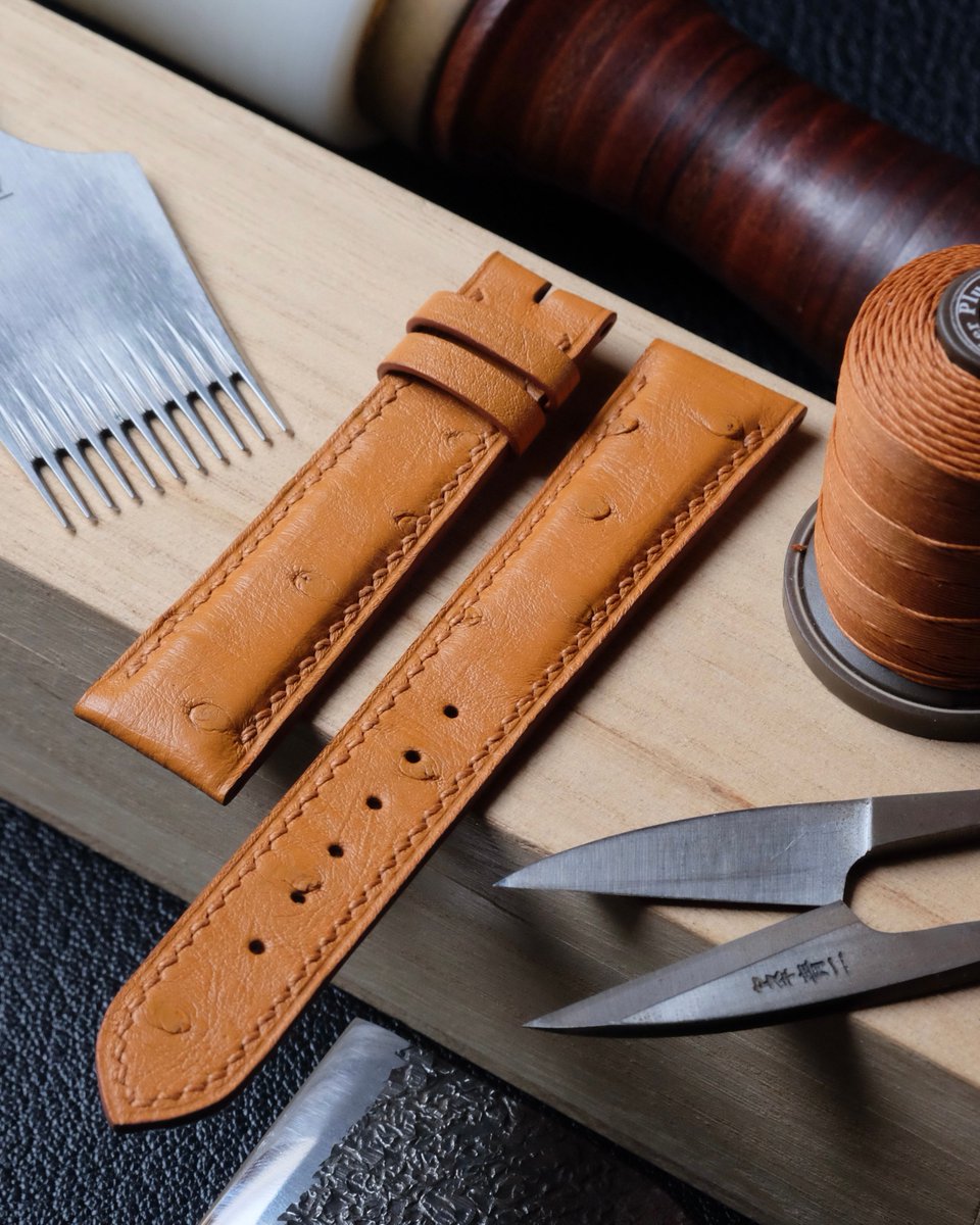 AtelierDecoster's tweet image. Bracelet de montre (bombé 4 à 2 mm) en autruche camel, fil caramel (S) et peinture des bords gold #atelierdecoster #decoster #artisan #handmade #handstiched #handmadeinbelgium #madeinbelgium #handmadewatchstrap #bespokewatchstrap #customwatchstrap #handmadeleatherwatchstrap