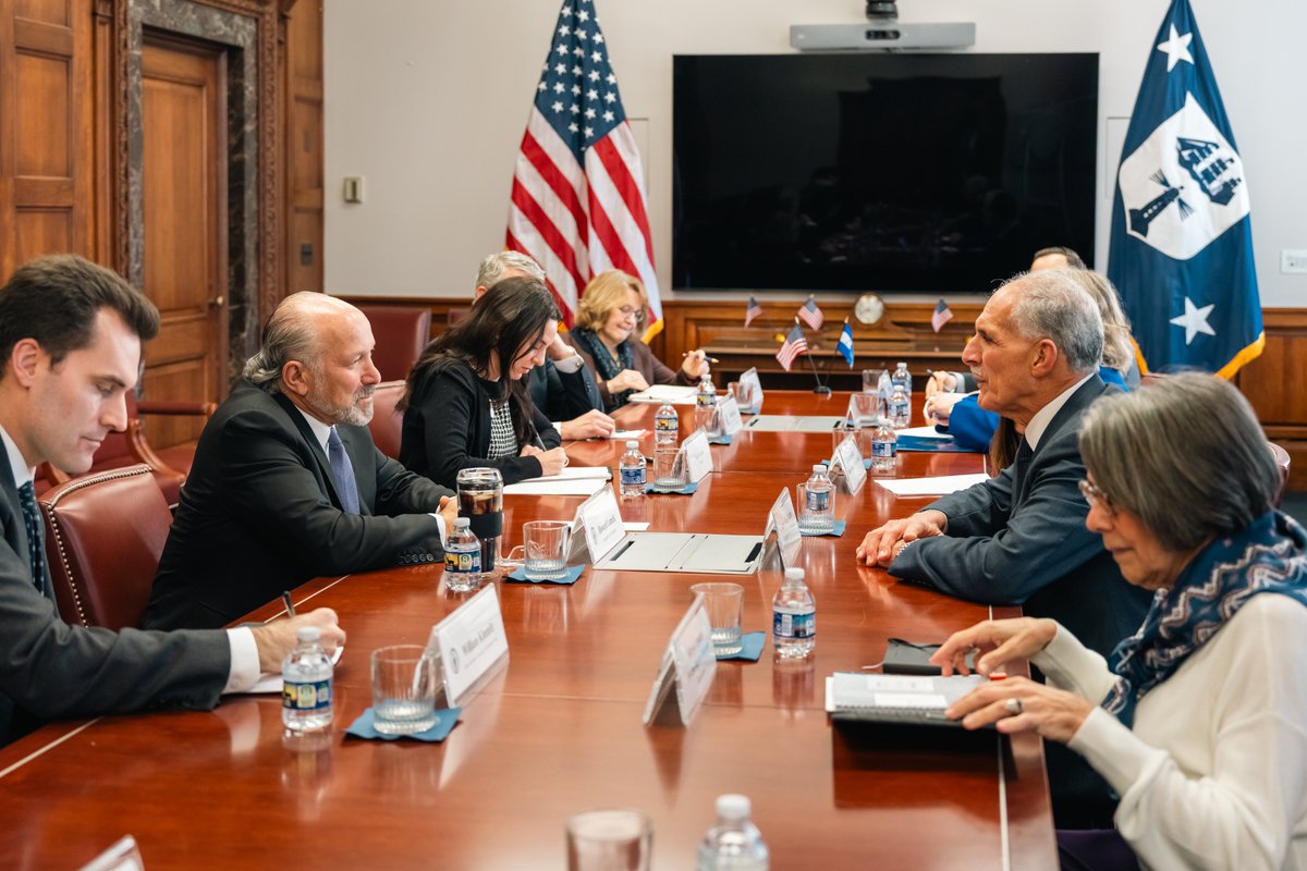 Secretary Howard Lutnick met with President-Elect Nasry Asfura to discuss strengthening trade, investment, and economic cooperation between the U.S. and Honduras.
 
Under President Trump’s leadership, we’re focused on reciprocal relationships that deliver real growth, real jobs,