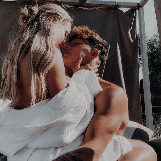 Te dejo un poquito de mi alma
en cada beso, con cada mirada,
mi corazón completo, 
adoro sentirte cerquita
sin ruidos y despacio,
en un abrazo tierno
o en un beso con fuego,
desatando el infierno,
fundiendo amor y deseo ...