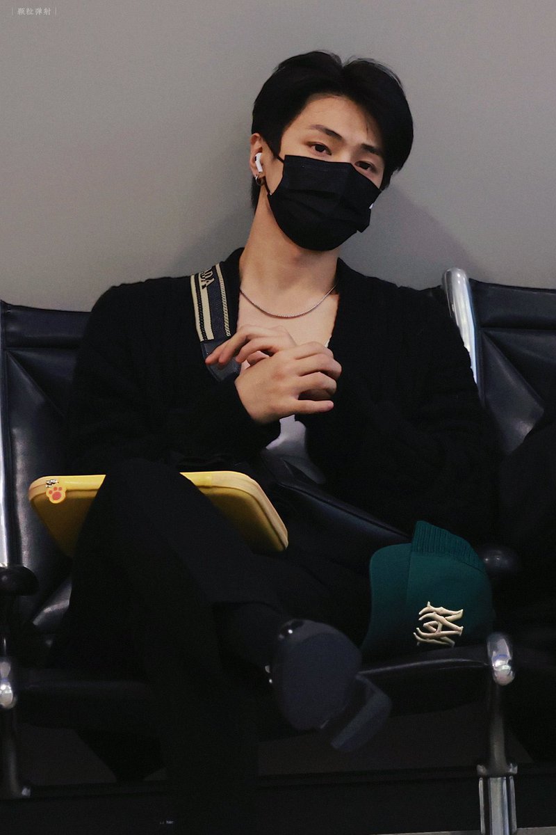 reallove0420's tweet image. 미국가는데 미국인이라 심사 젤 빨리 통과하고 기다리는 모습이 완전 미국 남자를 줄여서 미남