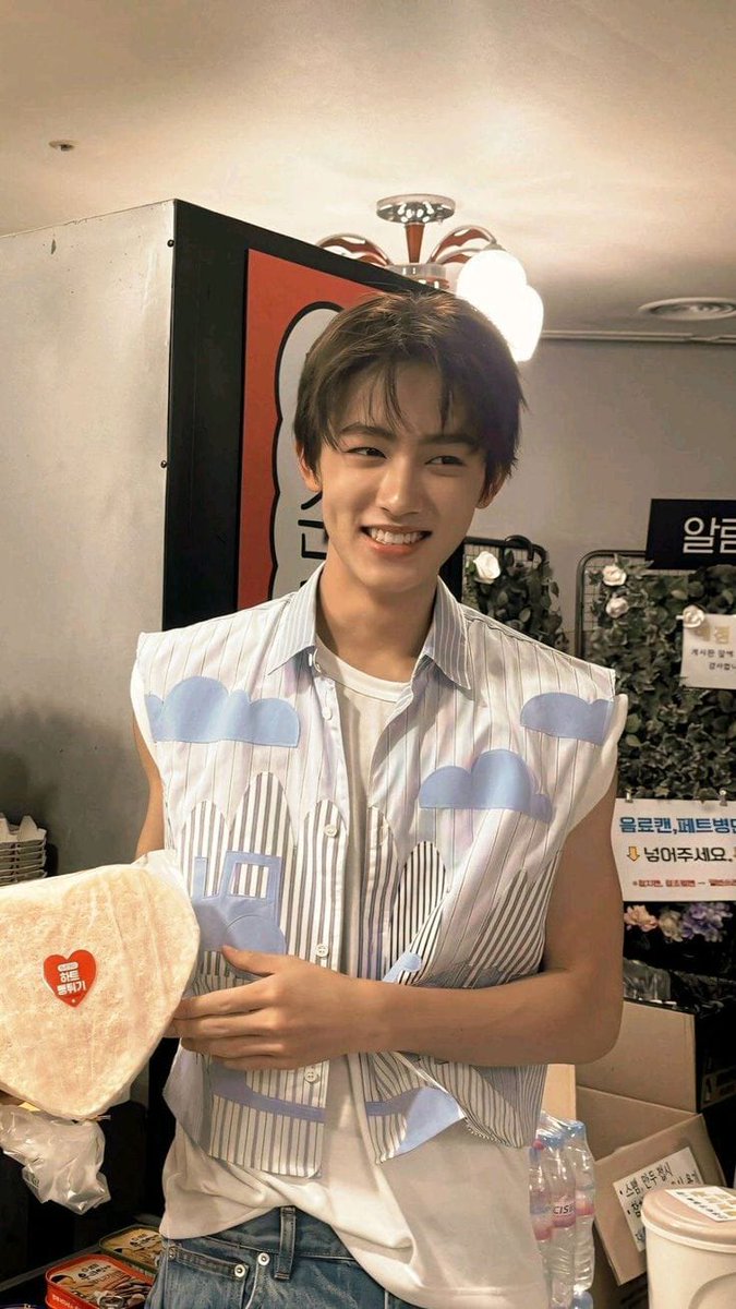 seonghyeonoyon's tweet photo. sweet seventeen seonghyeon ! selamat ulang tahun ya adek oyon. Semoga hal hal baik selalu terus sama kamu, semoga semakin banyak orang yang sayang sama oyon 🤍🤍 makasih ya adek udah mutusin buat jadi idol di usia kamu yang masih muda. Kamu kerennnnn banget tau.. https://t.co/oJF9mlQ8Xi