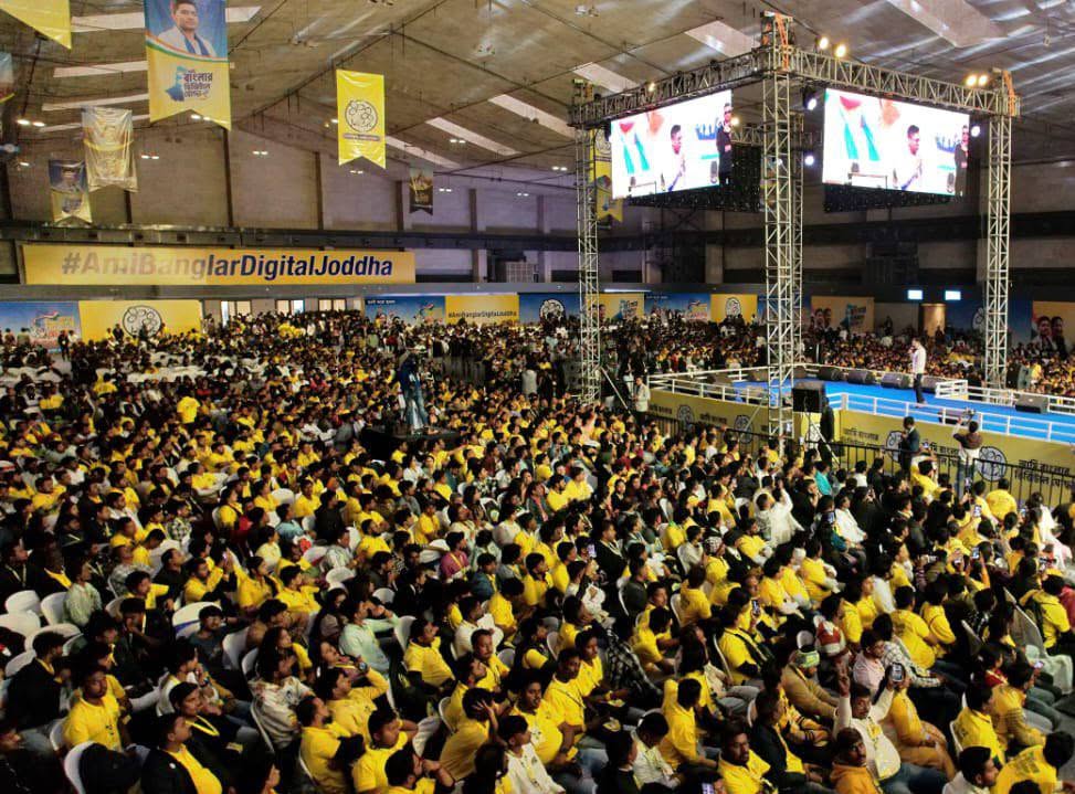 TMC_Supporters's tweet photo. Todays #ABDJConclave
ভারতীয় সেনাবাহিনীর মতোই তিন বাহিনী নিয়ে ভোটযুদ্ধে নামবে তৃণমূল। সেনাবাহিনীতে যেমন স্থলসেনা, বায়ুসেনা এবং নৌসেনা, এই তিন বিভাগ রয়েছে, তৃণমূলেও এই রকম তিন বাহিনী রয়েছে। আসন্ন বিধানসভা ভোটে তাঁরা লড়াইয়েরা ময়দানে থাকবেন বলে জানিয়ে দিলেন তৃণমূলের ‘সেনাপতি’ অভিষেক বন্দ্যোপাধ্যায়। এই তিন বাহিনীর ভূমিকা কী হবে, তা-ও স্পষ্ট করে দিলেন শাসকদলের সর্বভারতীয় সাধারণ সম্পাদক।
#AbhishekBanerjee #AbarJitbeBangla #TMCS #20YrsTMCS
@abhishekaitc
@AITCofficial
