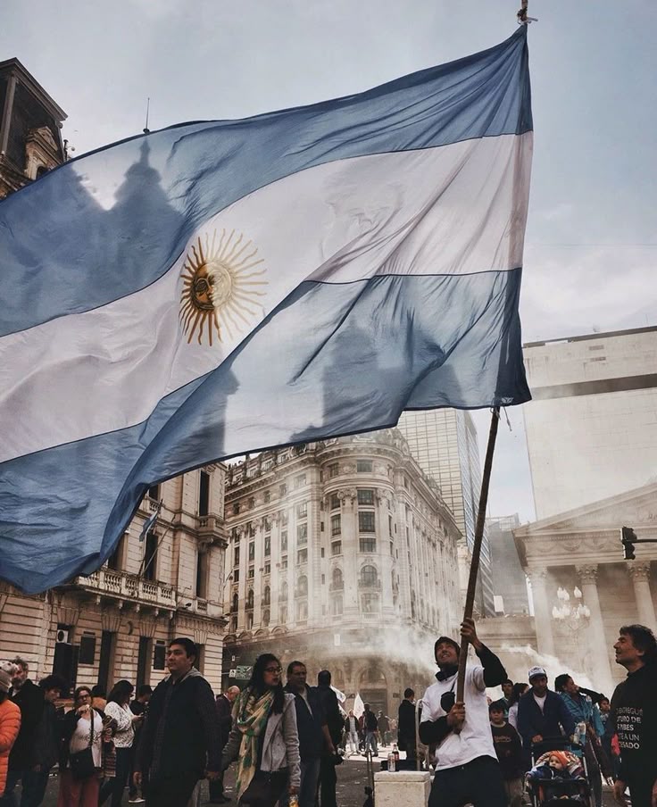 Cuando la conciencia colectiva se encienda, cuando la gente deje de mendigar promesas y empiece a exigir destino, ahí sí aparecerá el conductor.

No como un salvador, sino como expresión natural de un pueblo que decidió volver a ser dueño de su historia.
