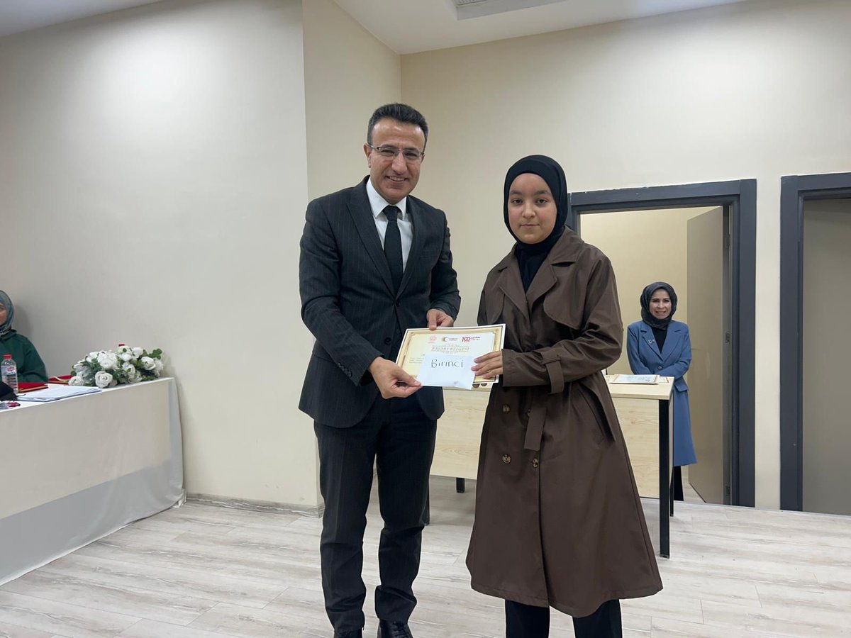 KirikhanKymkmlk's tweet photo. Kaymakamımız Sayın Ayhan AKPAY, İlçemiz Şehit Hurşit Uzel İmam Hatip Ortaokulu'nda düzenlenen İmam-Hatip Ortaokulları Birinci Bölge Genç Nida Kur'an-ı Kerim'i güzel okuma il yarışmasına katıldı. Jüri üyeleri ve dereceye giren öğrencimize ödüllerini takdim etti. Programın düzenlenmesinde katkıda bulunan tüm kurum yöneticilerimize, öğretmenlerimize ve jüri üyelerine teşekkür eder, yarışmaya katılan öğrencilerimize başarılarının devamını diler, dereceye giren öğrencilerimizi tebrik ederiz. @AyhanAkpay