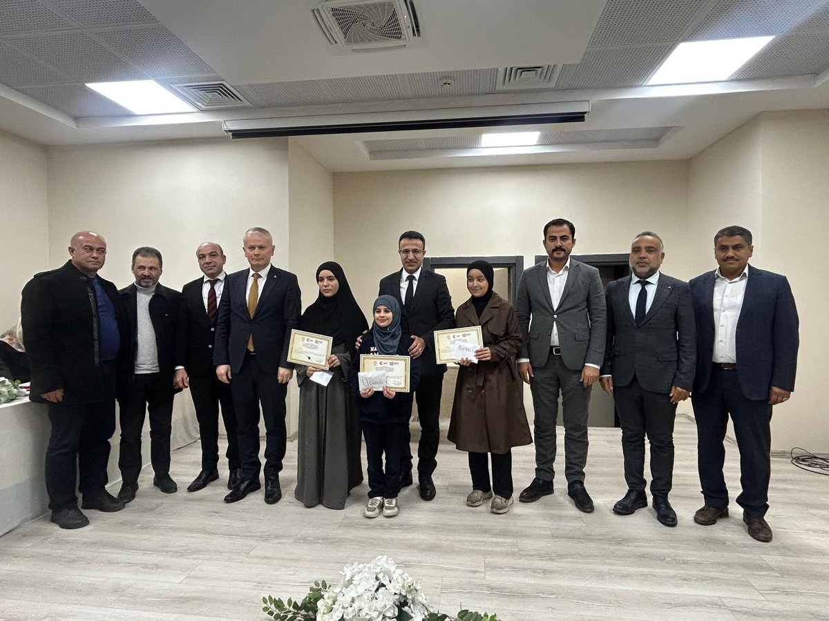 KirikhanKymkmlk's tweet photo. Kaymakamımız Sayın Ayhan AKPAY, İlçemiz Şehit Hurşit Uzel İmam Hatip Ortaokulu'nda düzenlenen İmam-Hatip Ortaokulları Birinci Bölge Genç Nida Kur'an-ı Kerim'i güzel okuma il yarışmasına katıldı. Jüri üyeleri ve dereceye giren öğrencimize ödüllerini takdim etti. Programın düzenlenmesinde katkıda bulunan tüm kurum yöneticilerimize, öğretmenlerimize ve jüri üyelerine teşekkür eder, yarışmaya katılan öğrencilerimize başarılarının devamını diler, dereceye giren öğrencilerimizi tebrik ederiz. @AyhanAkpay