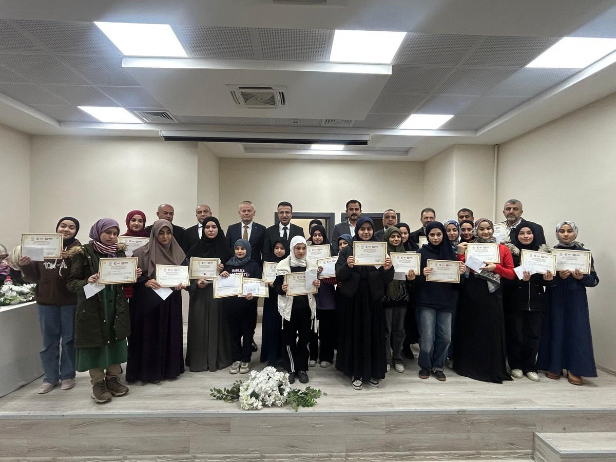 KirikhanKymkmlk's tweet photo. Kaymakamımız Sayın Ayhan AKPAY, İlçemiz Şehit Hurşit Uzel İmam Hatip Ortaokulu'nda düzenlenen İmam-Hatip Ortaokulları Birinci Bölge Genç Nida Kur'an-ı Kerim'i güzel okuma il yarışmasına katıldı. Jüri üyeleri ve dereceye giren öğrencimize ödüllerini takdim etti. Programın düzenlenmesinde katkıda bulunan tüm kurum yöneticilerimize, öğretmenlerimize ve jüri üyelerine teşekkür eder, yarışmaya katılan öğrencilerimize başarılarının devamını diler, dereceye giren öğrencilerimizi tebrik ederiz. @AyhanAkpay