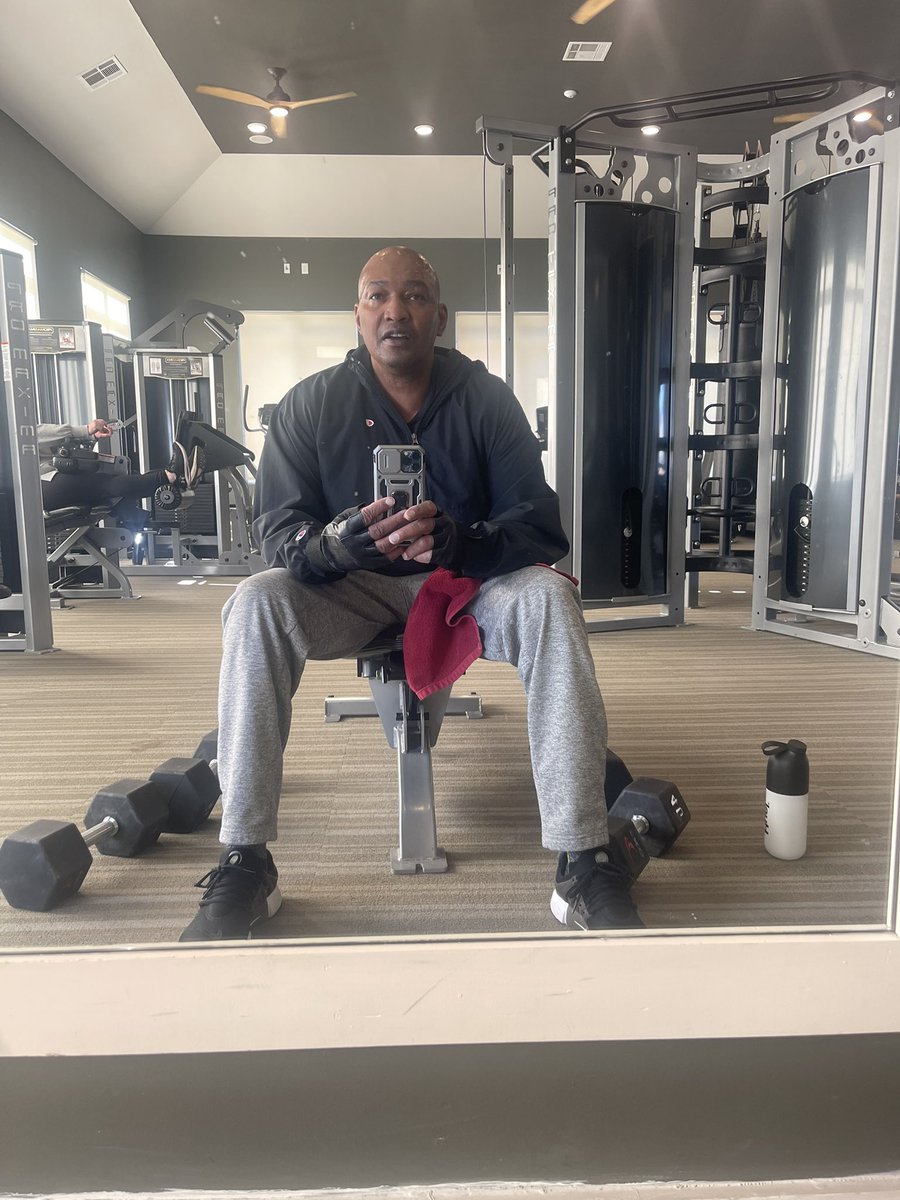 dashoeplug706's tweet photo. #MondayWorkout “Build a Body, Not a Bear” https://t.co/FbJKXIFKXg