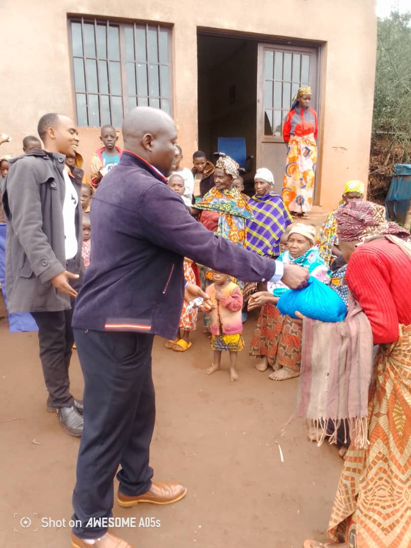 SantEgidioBdi's tweet photo. Dans un esprit évangélique de proximité et de solidarité, @santegidionews  a offert un kit alimentaire aux batwa de Zege -Gitega le 11/1/2026. Ce moment de fraternité a également été marqué par le lancement d'une école de la paix en vue de contribuer à l'éducation des enfants twa https://t.co/CCklchhvj1