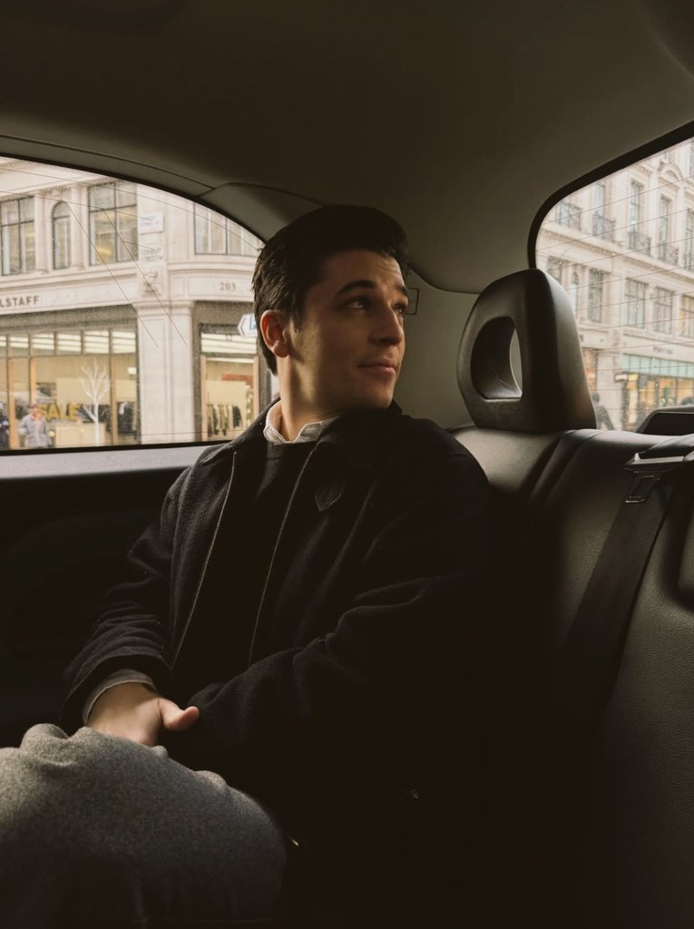 Sean looks handsome in London recently!🥰