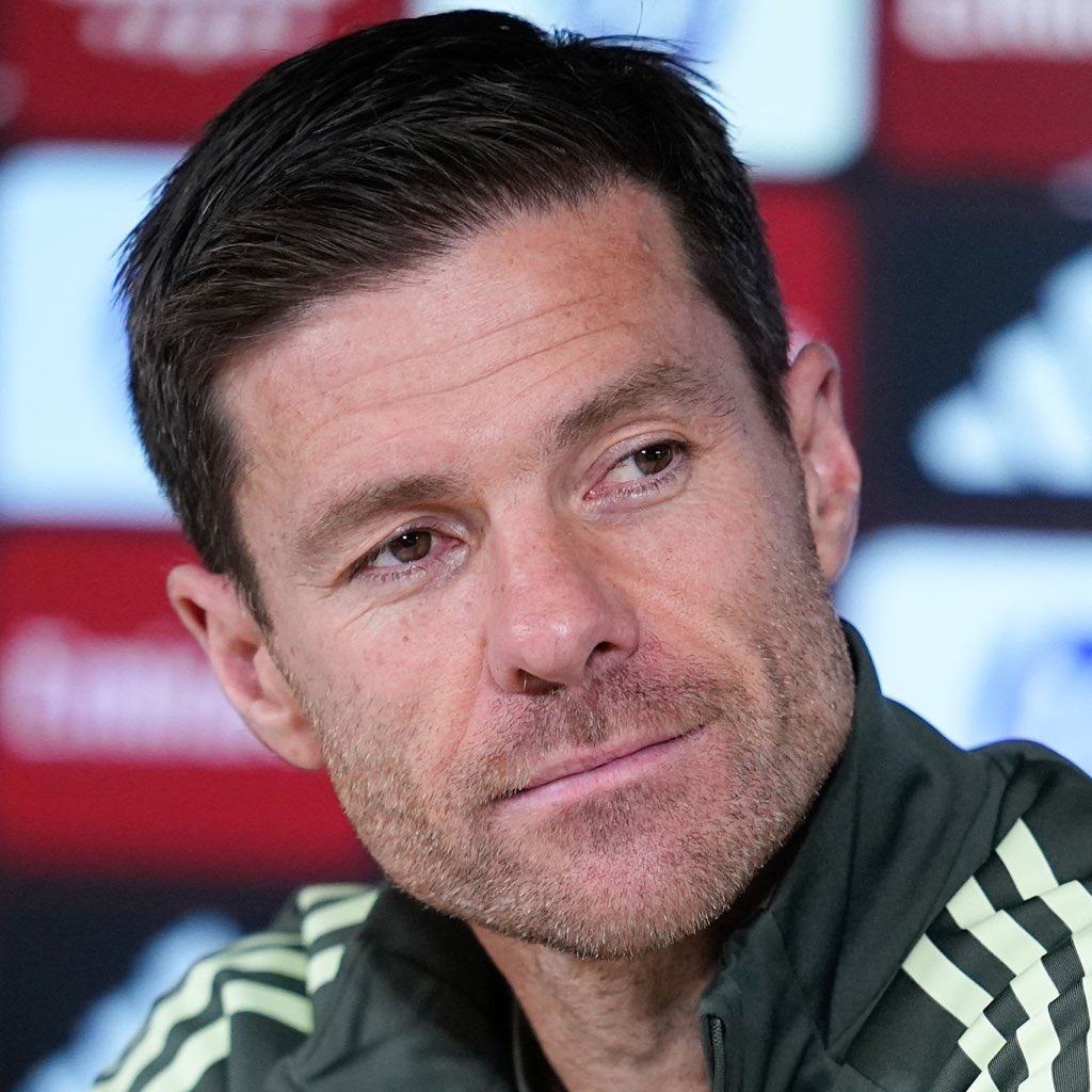 BlazquezFont's tweet image. Tenía el equipo más caro del mundo. Florentino le dio un proyecto ganador y se gastó en él 200M más en verano. Su equipo jugaba como si fuera el Getafe. Ganó partidos gracias los árbitros y encima lloraba. Y todavía quieren comparar a Xabi Alonso con Xavi Hernández. #FCBarcelona