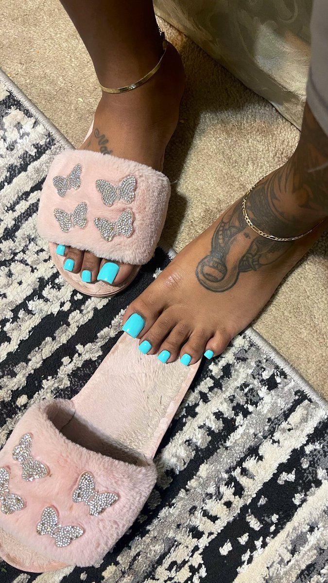 BlancoMamii's tweet photo. Forgot to show yall my new pedi. It’s time to get rid of these slippers 😮‍💨 https://t.co/uRf05SpAMO